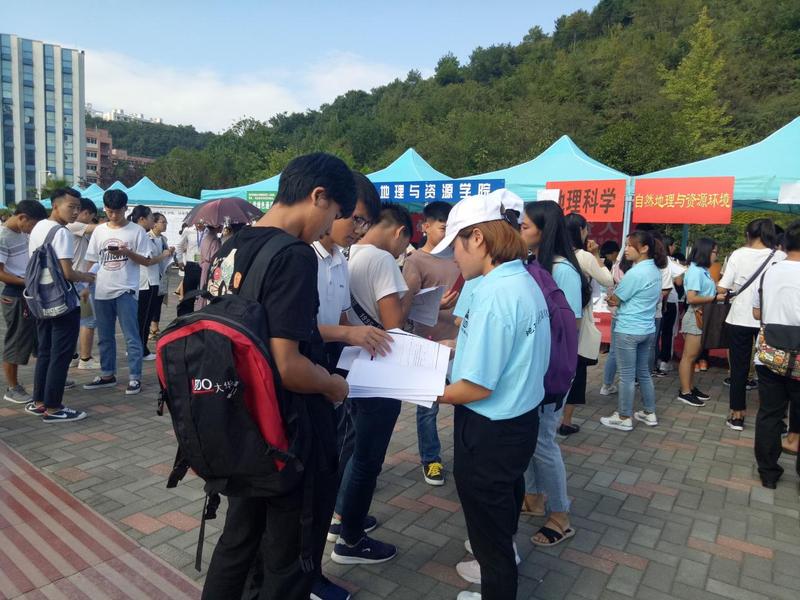 4 员工会工作人员为新生解答疑惑.jpg