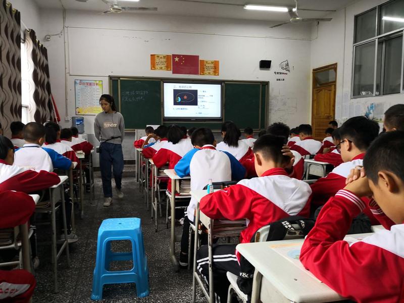 2 听取公司实习生地理课.jpg